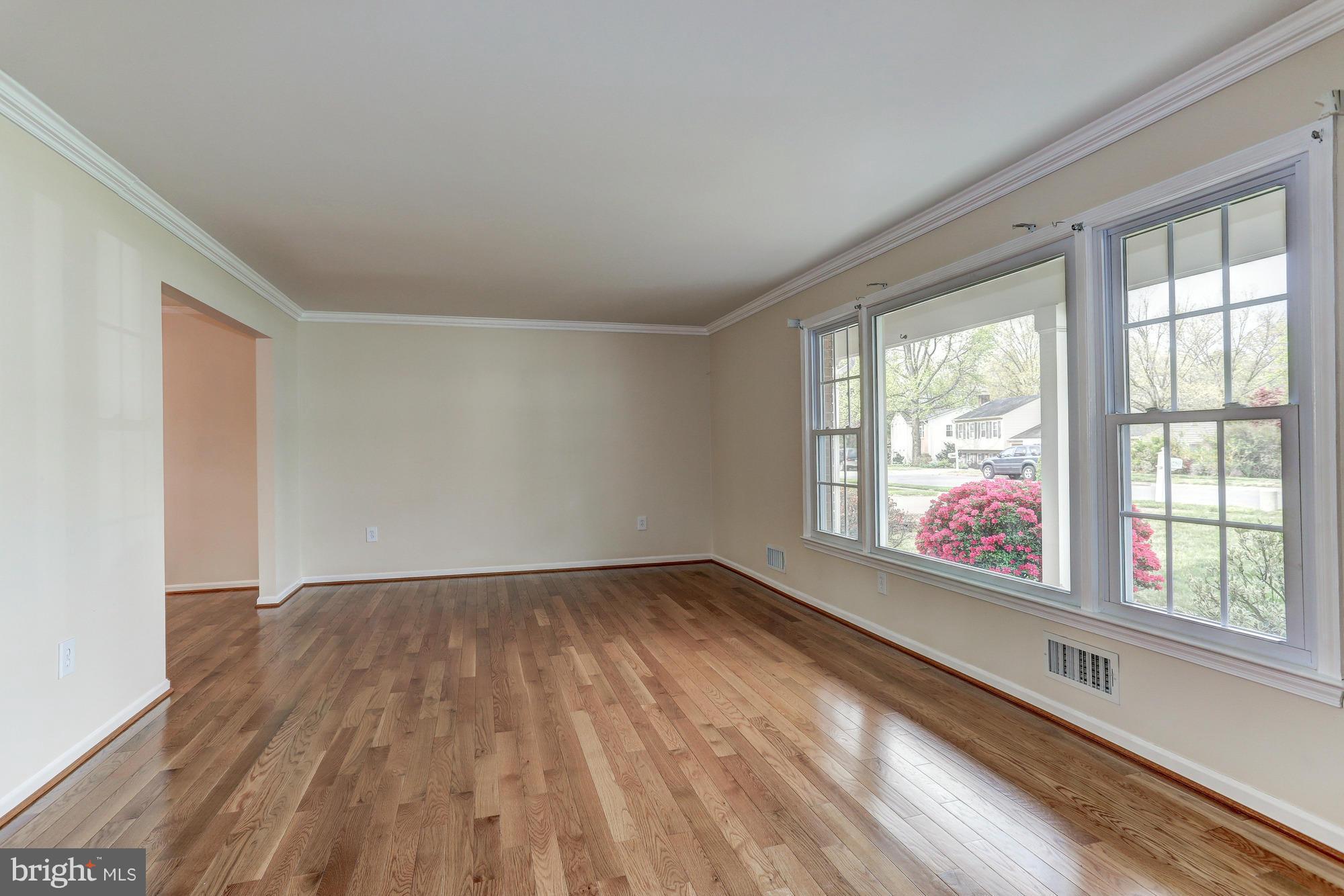 7917 St George Court Springfield, VA 22153 - Photo 5 of 30 Living Room