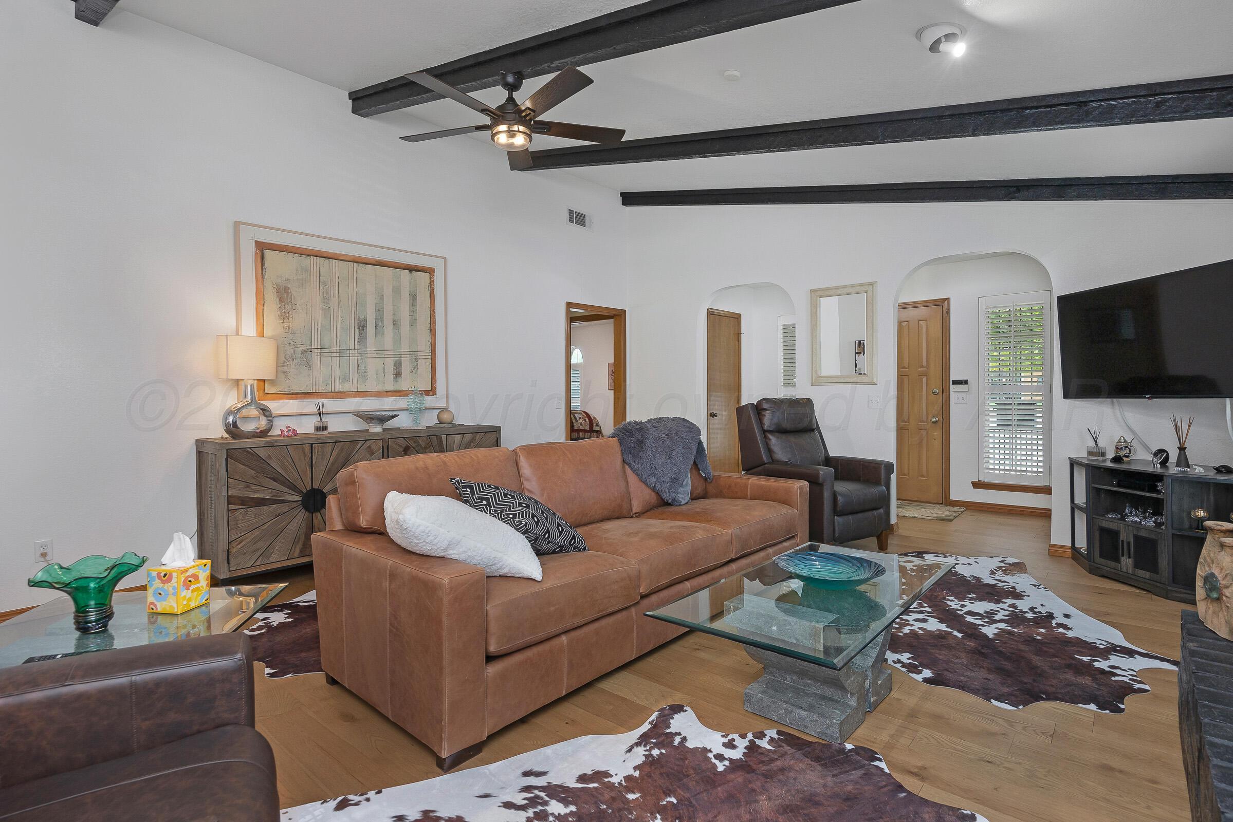 6053 Belpree Road Amarillo, TX 79106 - Photo 7 of 31 Living Room 2