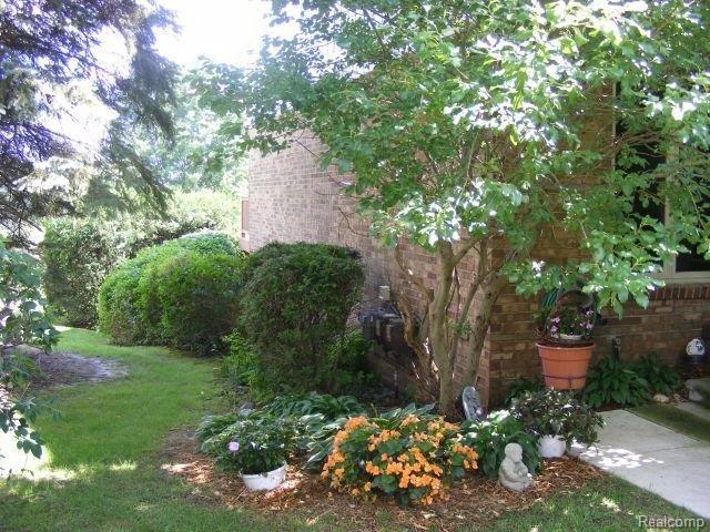 984 Golfview Court, Unit 1 Rochester, MI 48307 - Photo 4 of 24 3.jpg