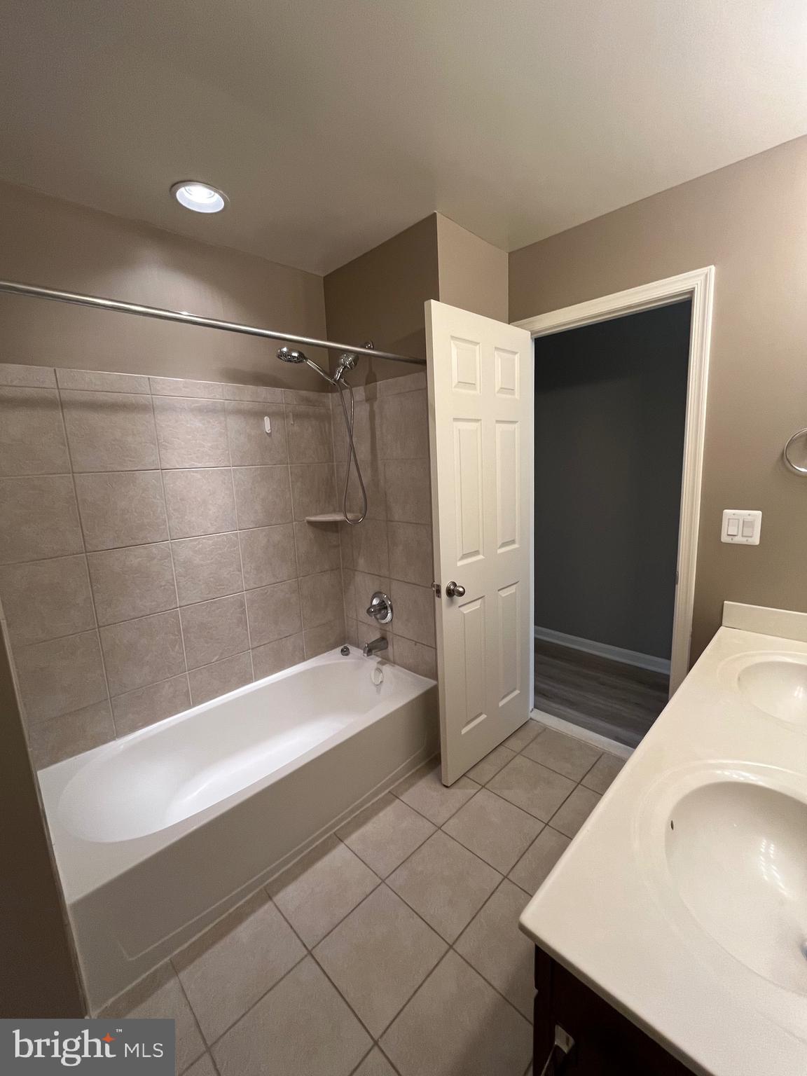 42253 Dean Chapel Square Chantilly, VA 20152 - Photo 11 of 24 a bathroom with a bathtub and a sink