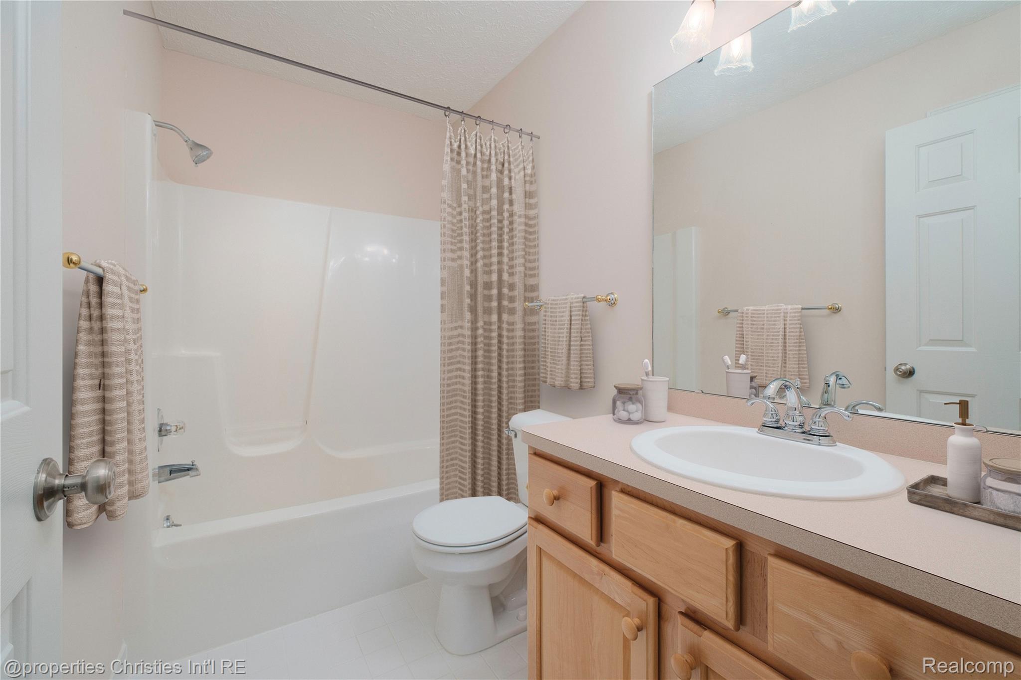 2005 North Splitstone Pinckney, MI 48169 - Photo 37 of 57 Full bathroom upstairs (virtually staged)