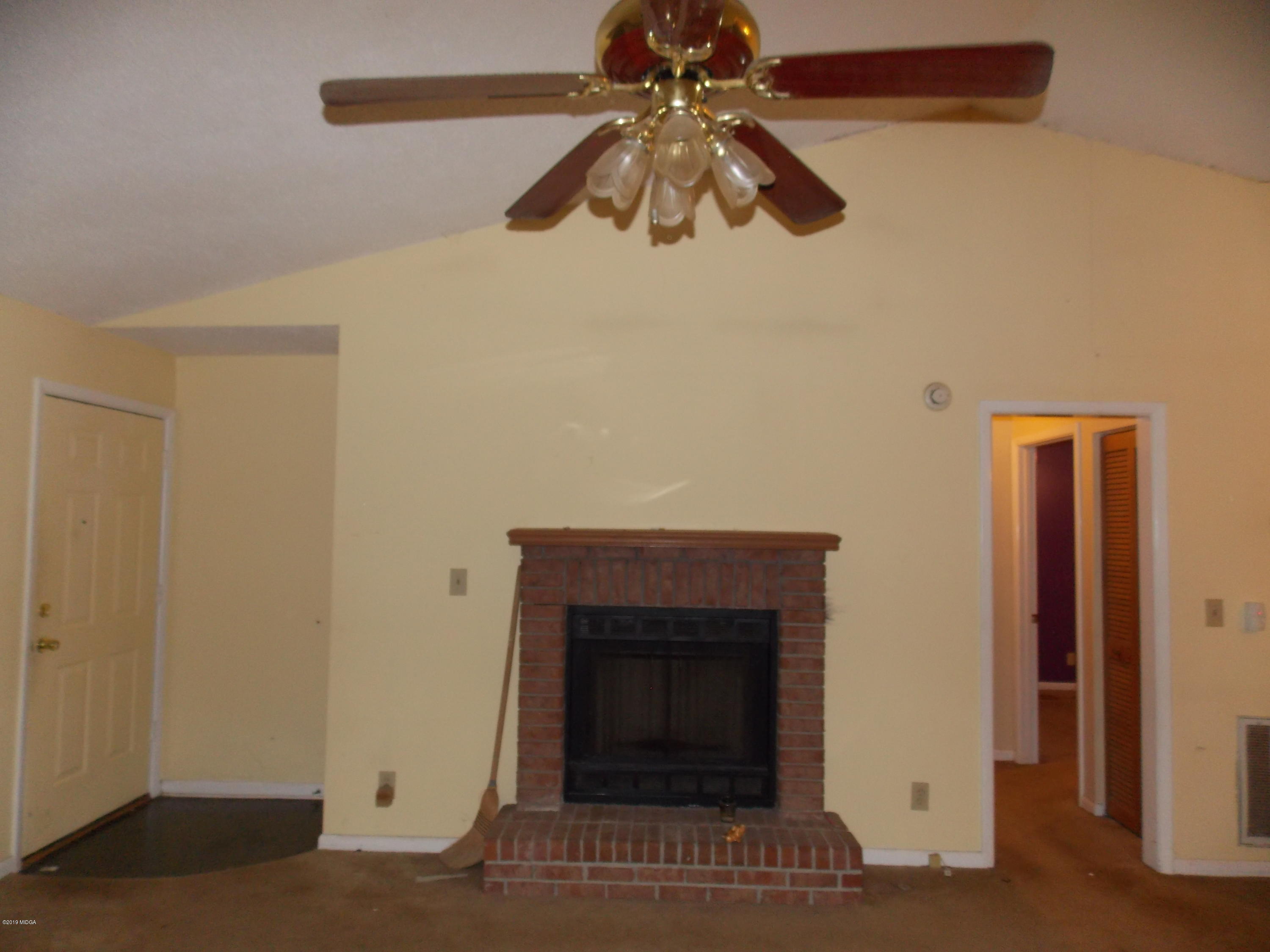 1159 Ridgeview Circle Macon, GA 31220 - Photo 4 of 12 a view of a livingroom with a ceiling fan and a window