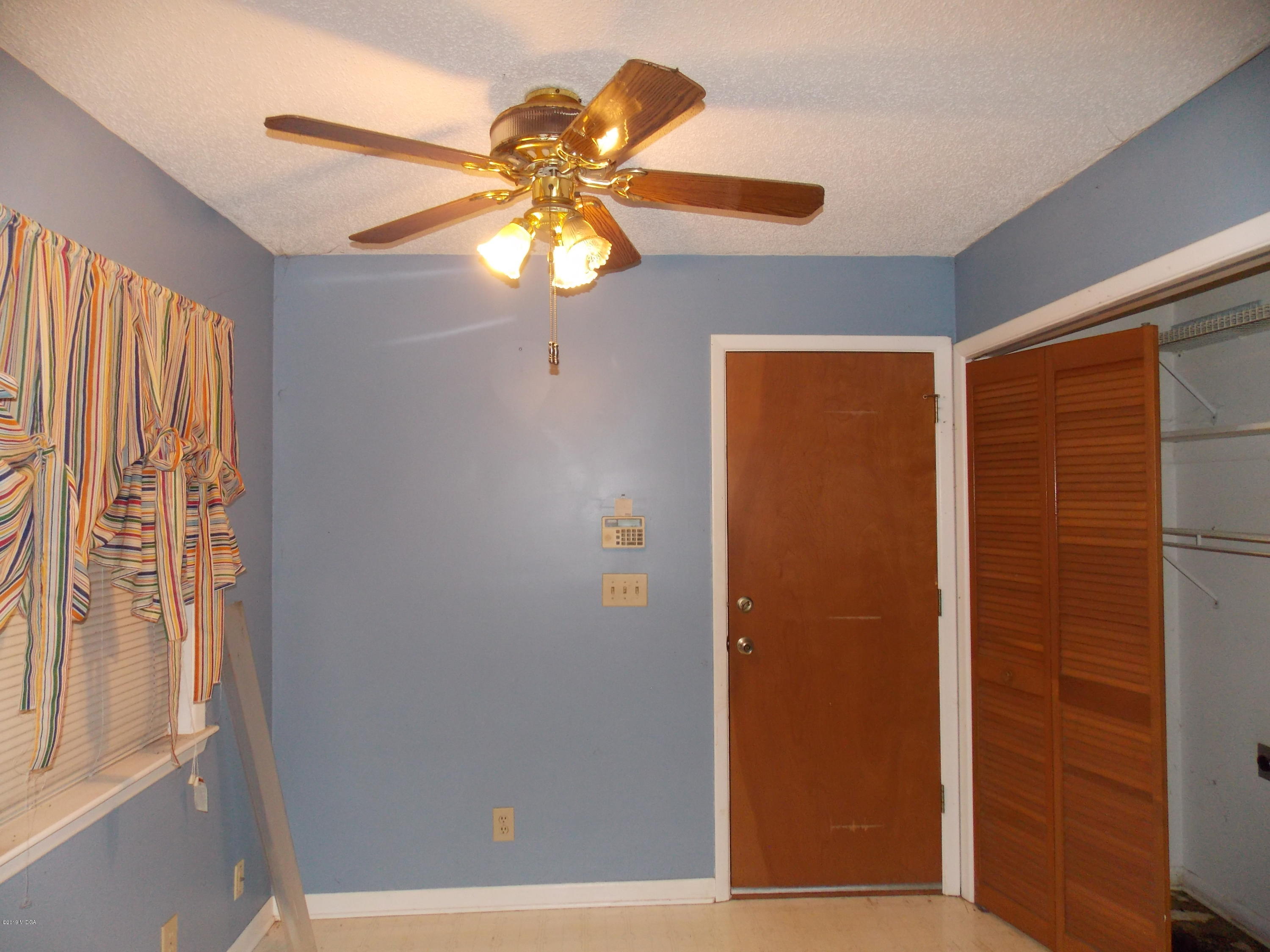 1159 Ridgeview Circle Macon, GA 31220 - Photo 8 of 12 a view of a livingroom with a chandelier fan