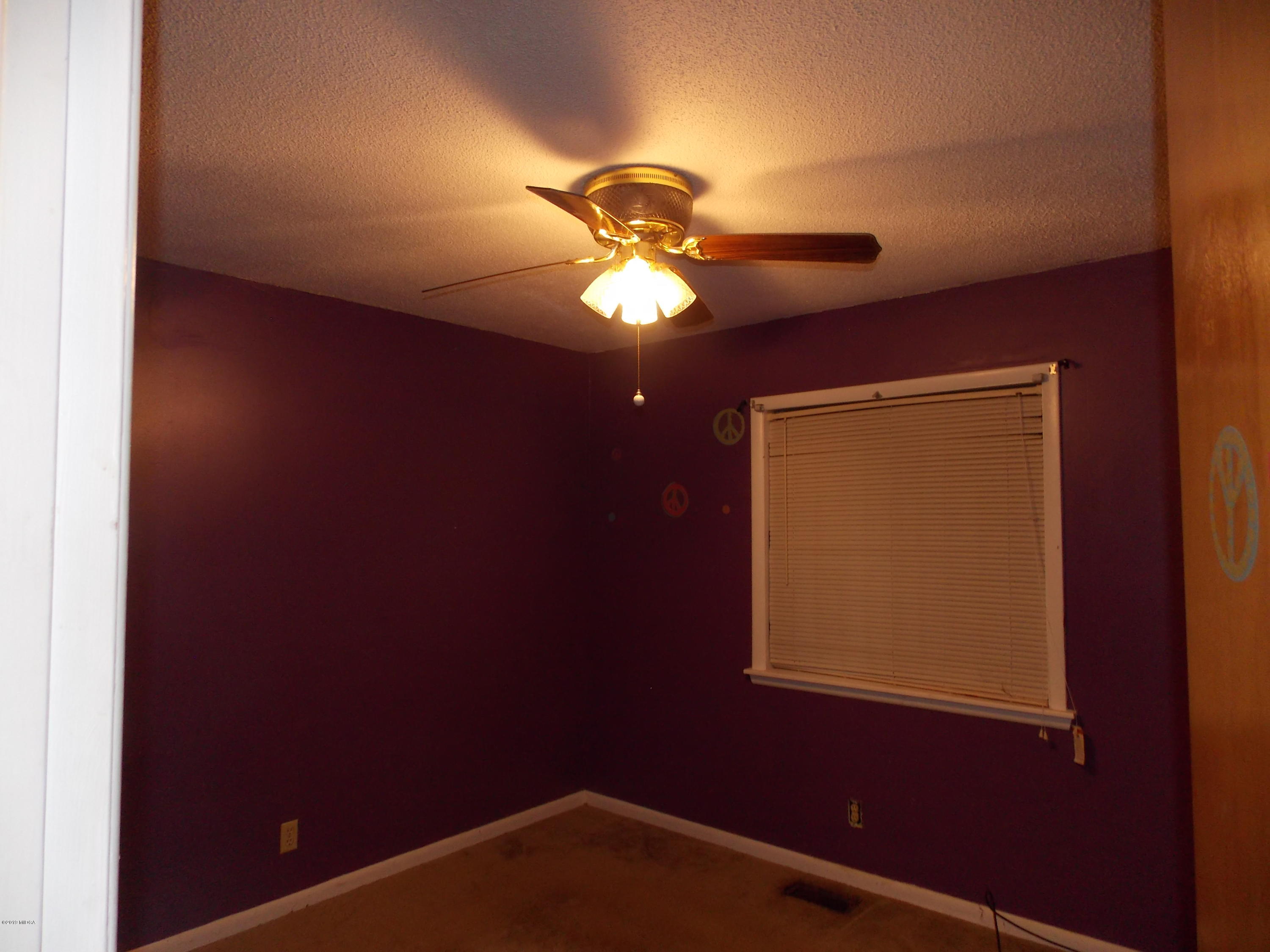 1159 Ridgeview Circle Macon, GA 31220 - Photo 9 of 12 a lamp on a small space with a window