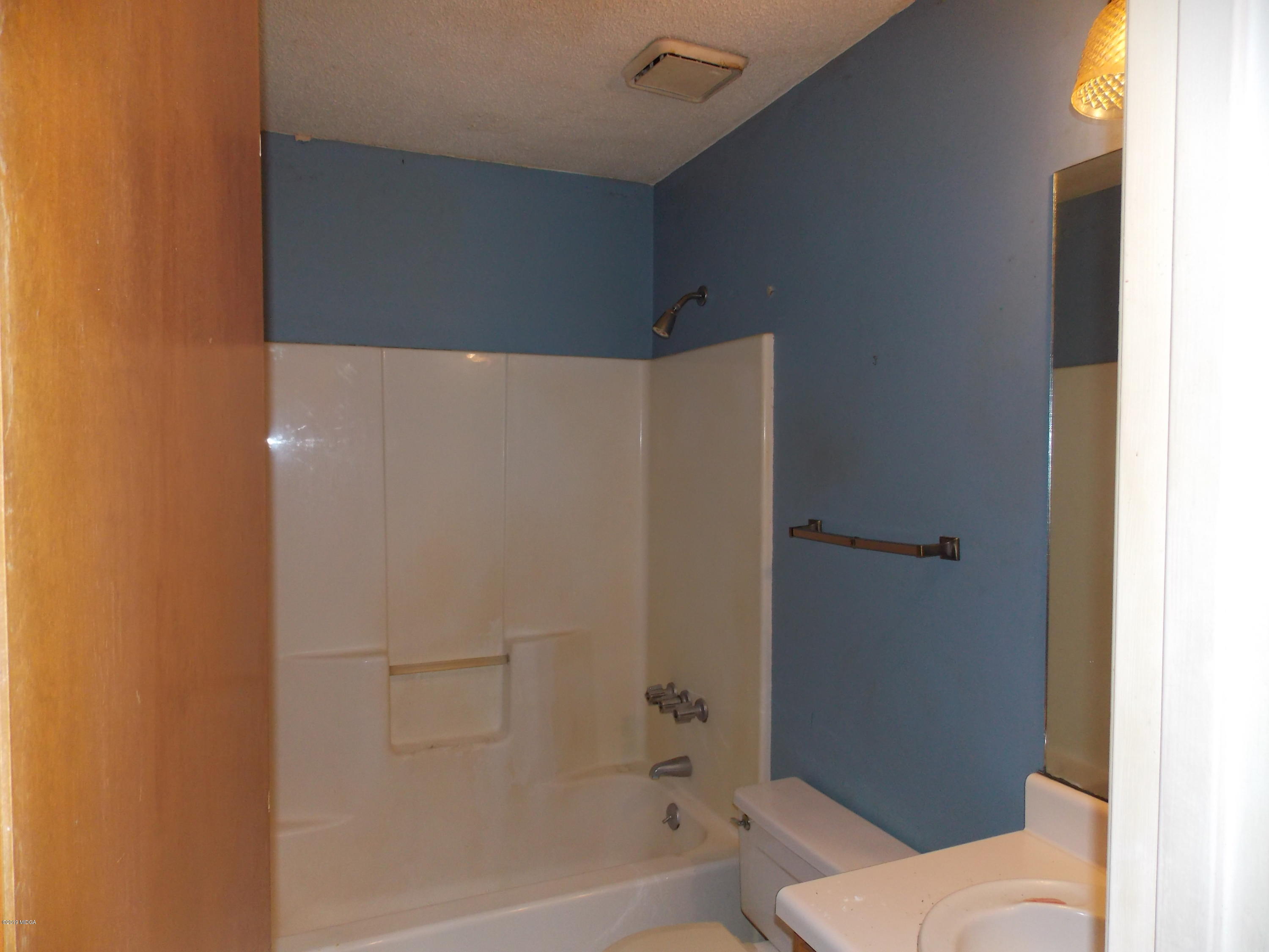 1159 Ridgeview Circle Macon, GA 31220 - Photo 10 of 12 a bathroom with a bathtub and toilet