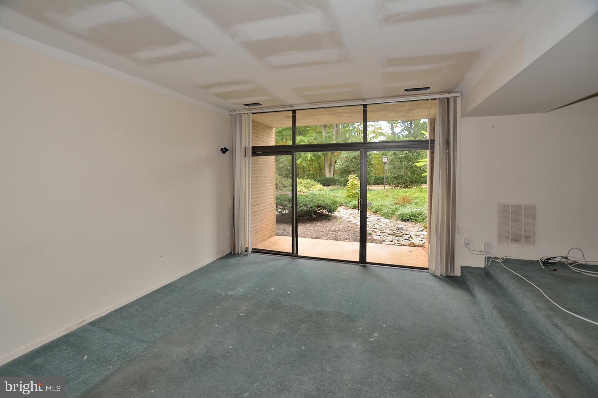 1625 Parkcrest Circle, Unit 101 Reston, VA 20190 - Photo 3 of 14 Living Room