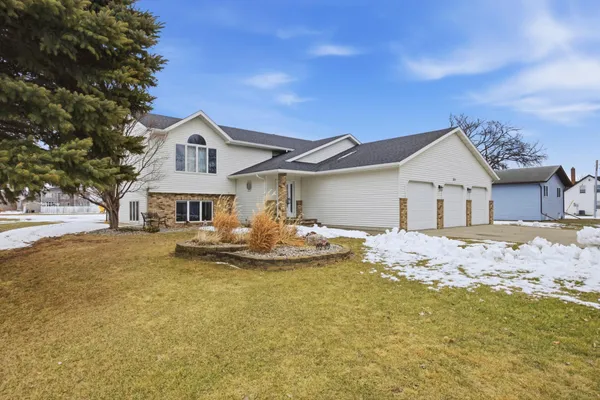 $469,000 | 311 13th Avenue North, Casselton, ND 58012