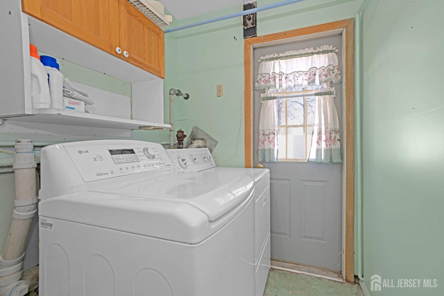 52 Markham Road Edison, NJ 08817 - Photo 21 of 28 a utility room with dryer and washer
