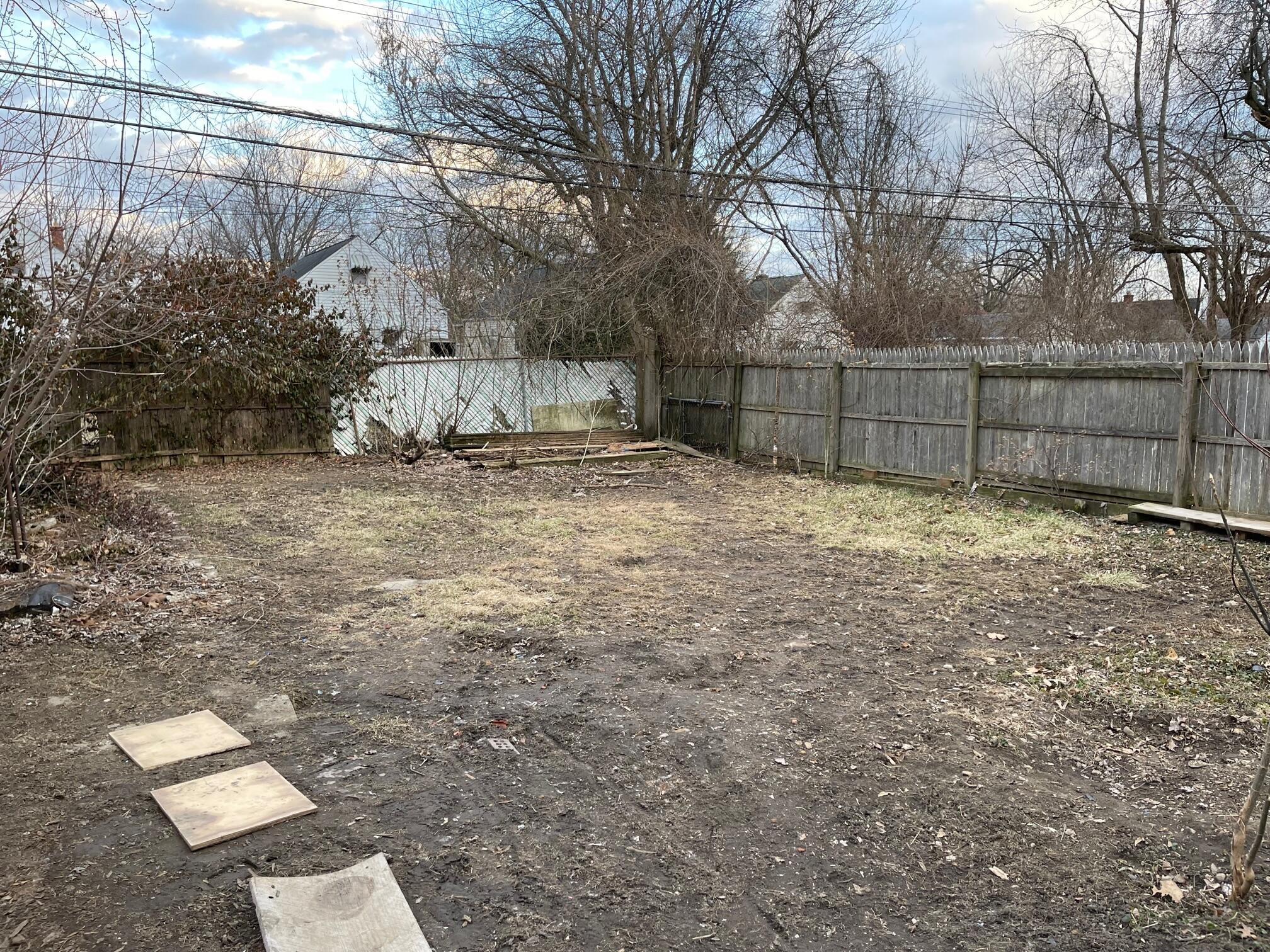 456 South Hampton Road Columbus, OH 43213 - Photo 7 of 8 Fenced backyard