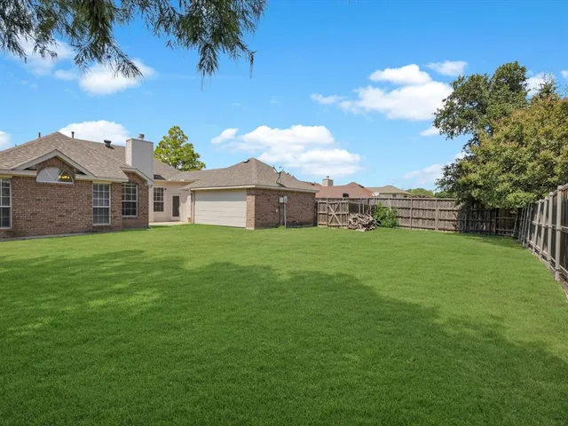 a view of house with garden