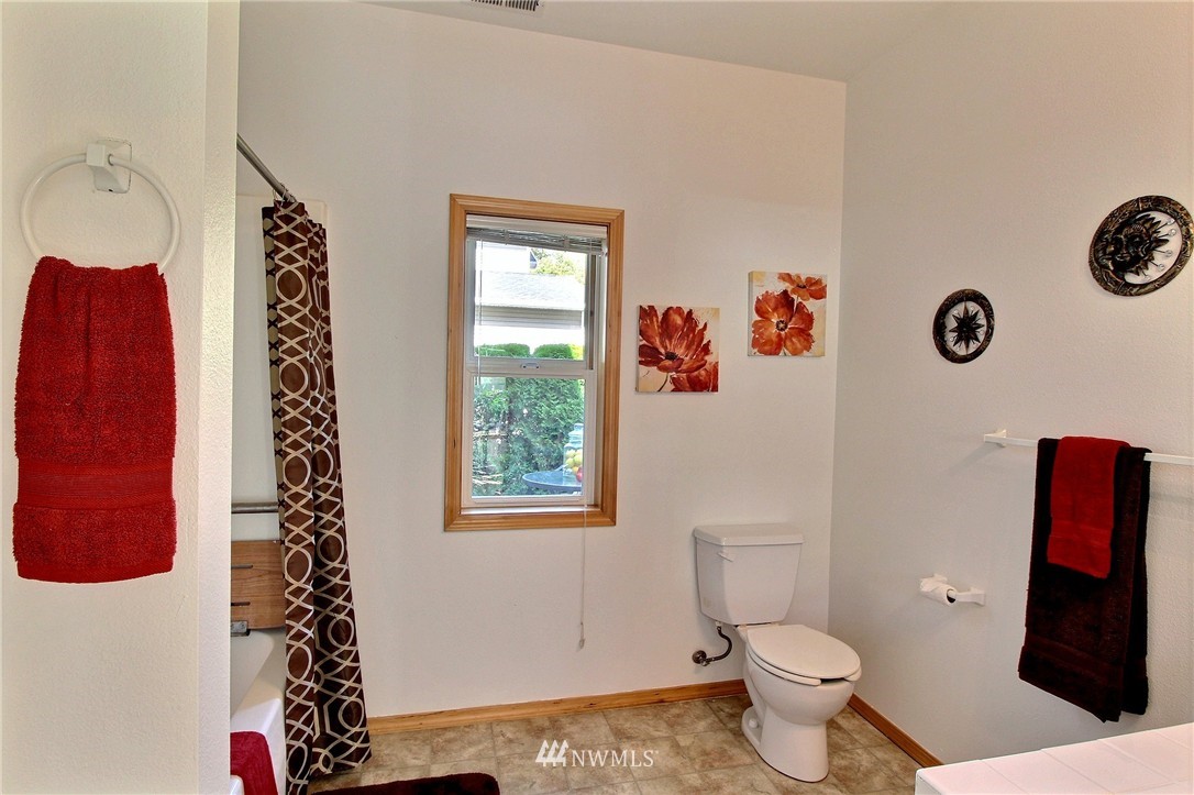 18967 108th Lane Southeast Renton, WA 98055 - Photo 13 of 24 Gallery Image 13