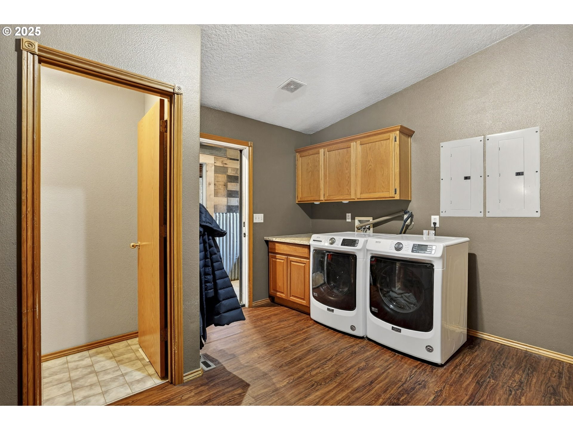 42101 Southeast Locksmith Lane Sandy, OR 97055 - Photo 18 of 48 a kitchen with a stove and a microwave