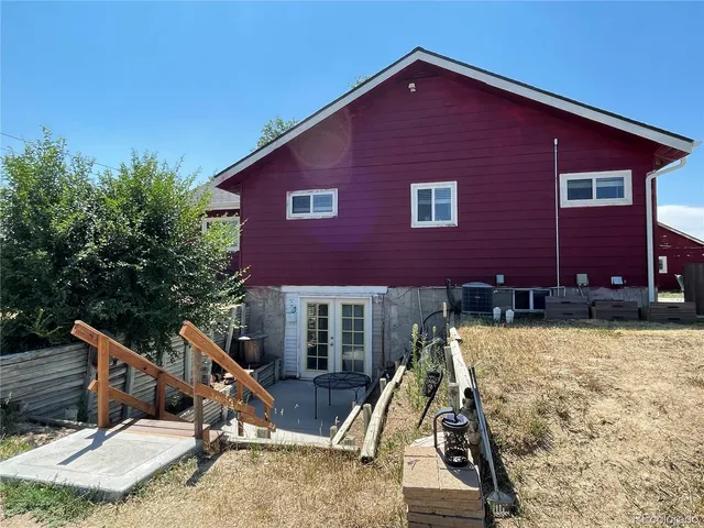 a view of a house with backyard