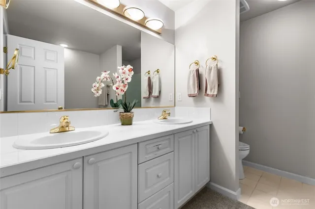 a en suite bathroom with double sink and a mirror