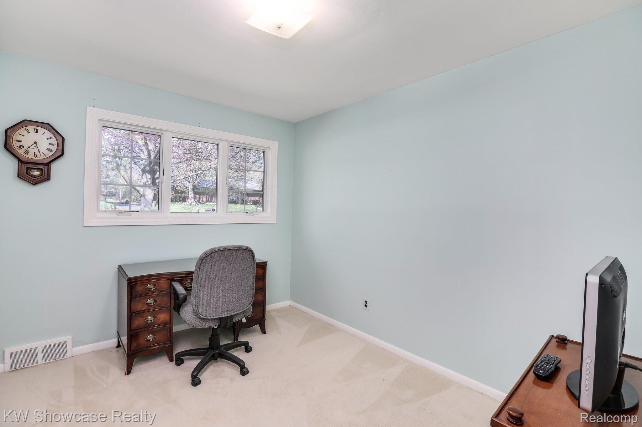 28110 Quail Hollow Road Farmington, MI 48331 - Photo 19 of 31 Guest bed/office space