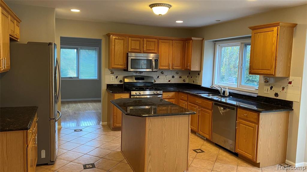 1606 Nadine Rochester, MI 48307 - Photo 9 of 33
