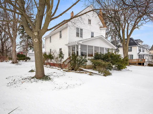 $2,550 | 122 South Prospect Street, Roselle, IL 60172