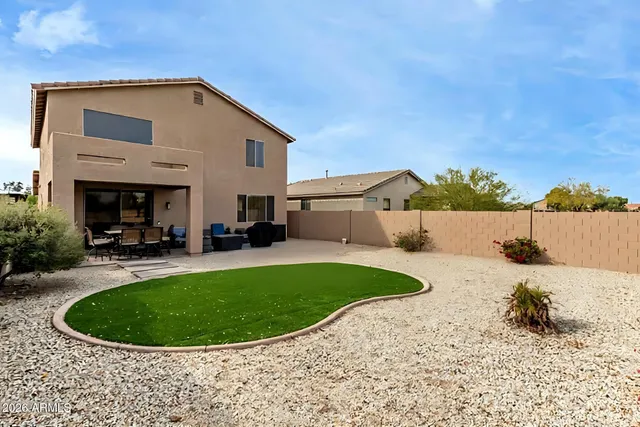 a view of back yard of the house