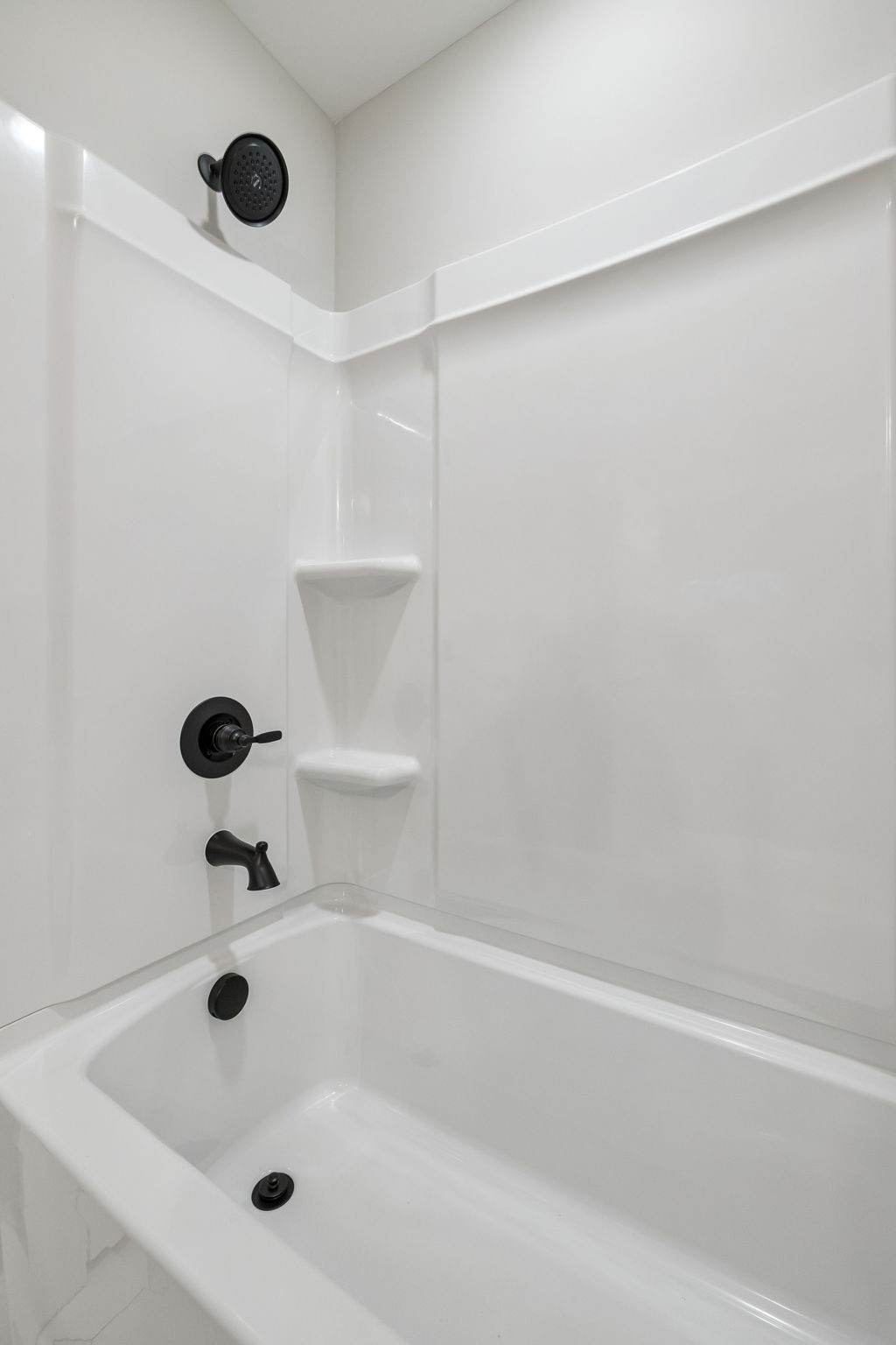 1097 Landing Lane Adams, TN 37010 - Photo 18 of 30 a bathroom with a tub