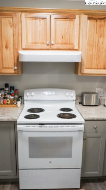 475 Meadowview Drive, Unit B306 Boone, NC 28607 - Photo 4 of 14 a stove top oven sitting inside of a kitchen