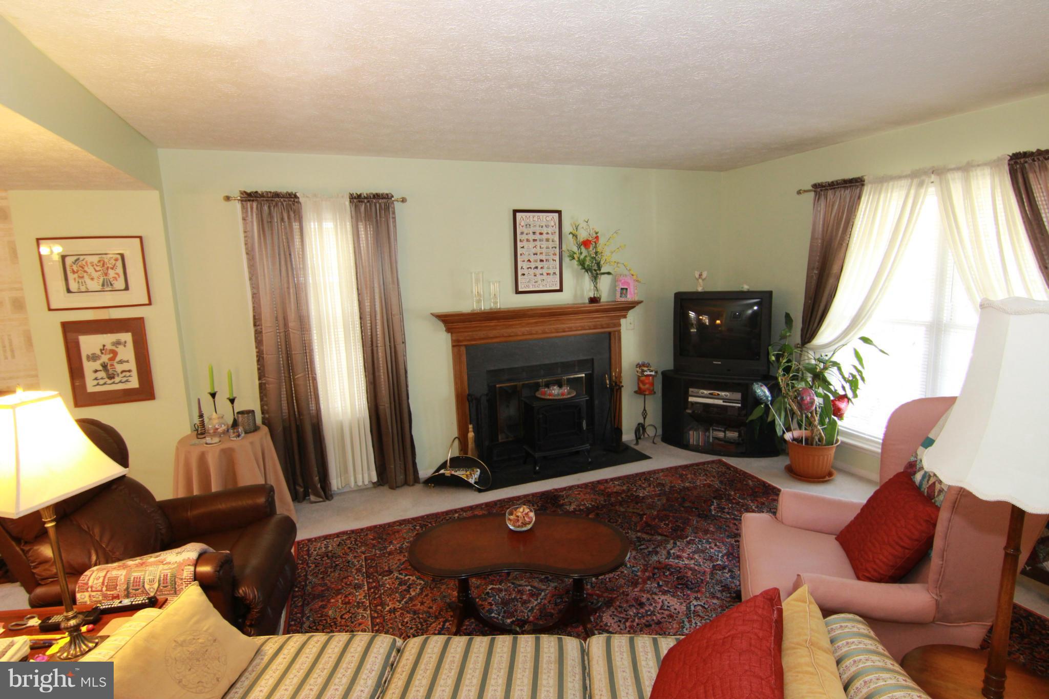 3438 Brookhaven Road Pasadena, MD 21122 - Photo 3 of 22 Living Room