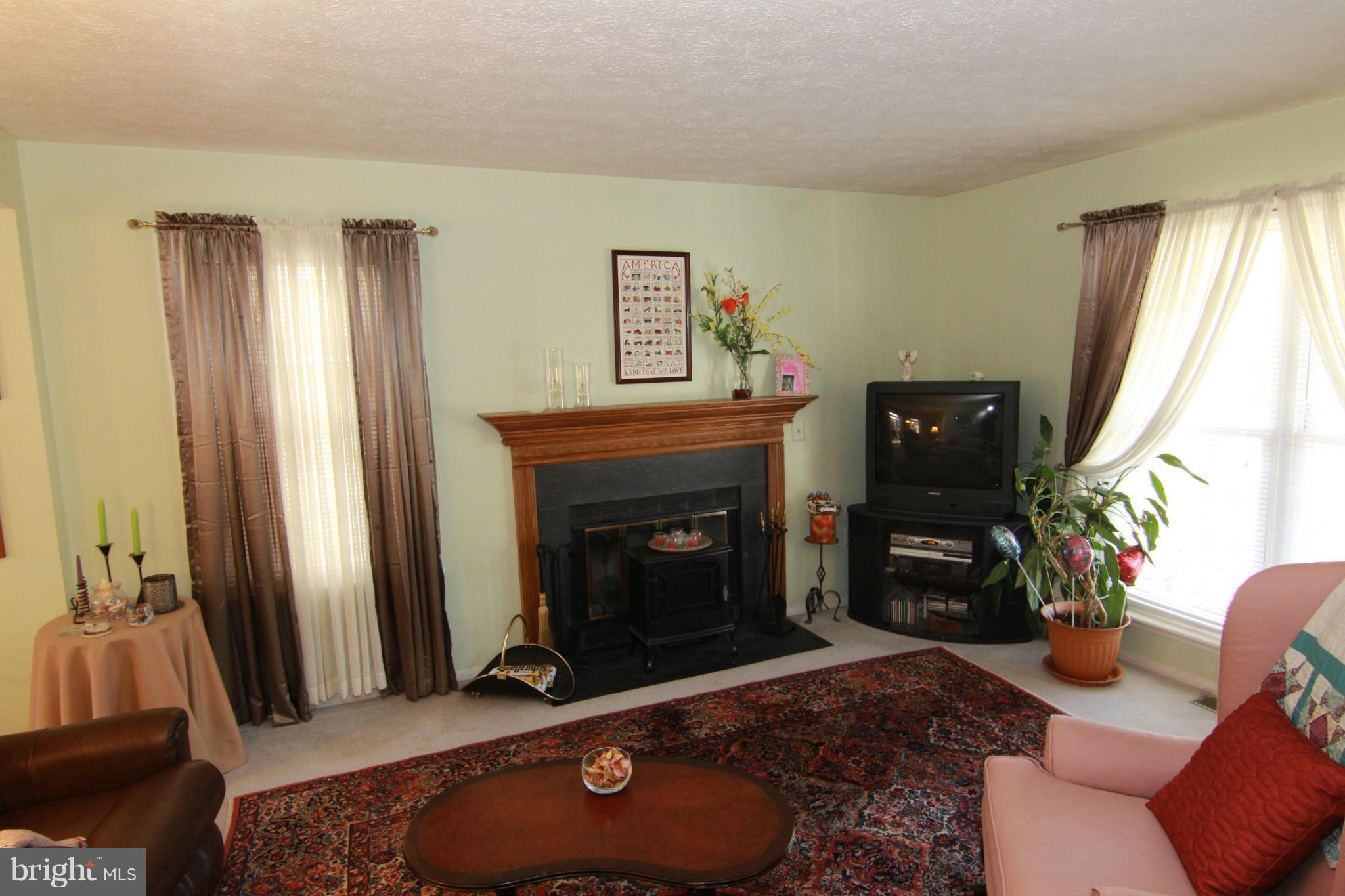 3438 Brookhaven Road Pasadena, MD 21122 - Photo 4 of 22 Living Room