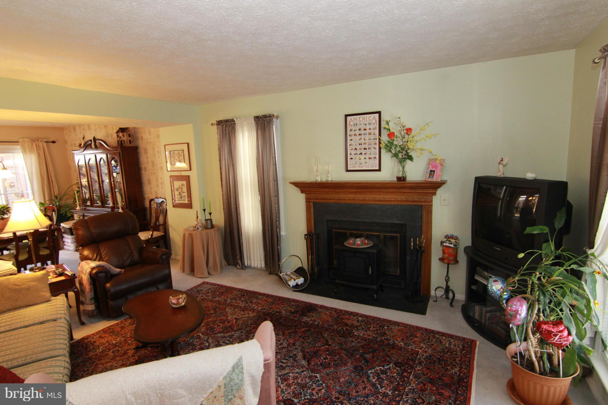 3438 Brookhaven Road Pasadena, MD 21122 - Photo 5 of 22 Living Room