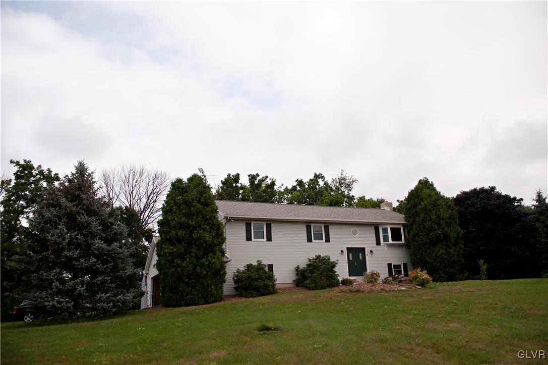 a view of a house with backyard