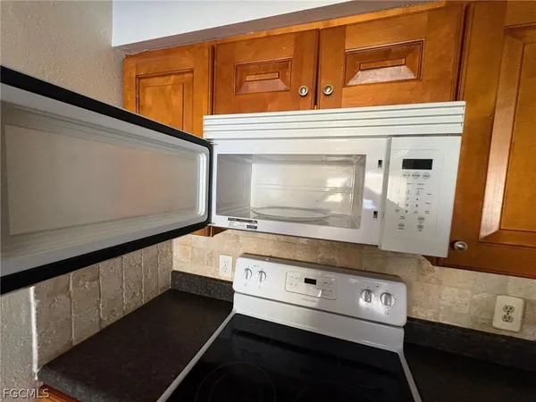 $999 | 2875 Winkler Avenue, Unit 520, Fort Myers, FL 33916