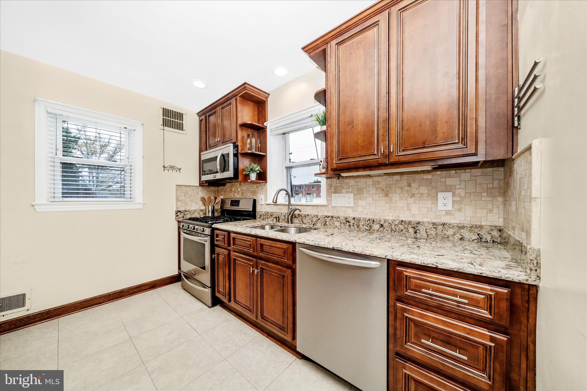 7604 Adelphi Road Hyattsville, MD 20783 - Photo 11 of 49 Kitchen