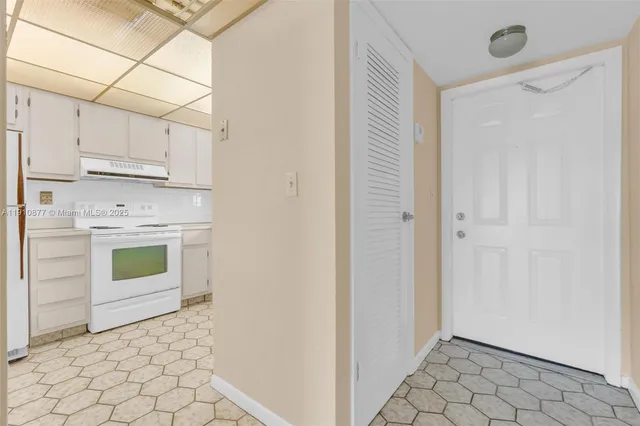 $240,000 | 3100 West Rolling Hills Circle, Unit 707, Davie, FL 33328