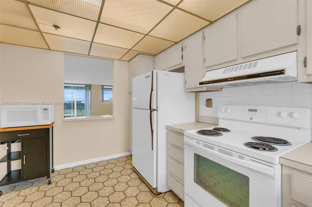 $240,000 | 3100 West Rolling Hills Circle, Unit 707, Davie, FL 33328