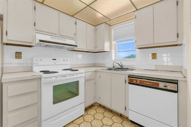 $240,000 | 3100 West Rolling Hills Circle, Unit 707, Davie, FL 33328