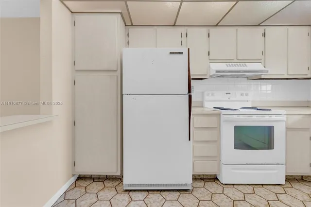 $240,000 | 3100 West Rolling Hills Circle, Unit 707, Davie, FL 33328