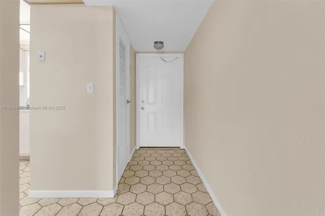 $240,000 | 3100 West Rolling Hills Circle, Unit 707, Davie, FL 33328