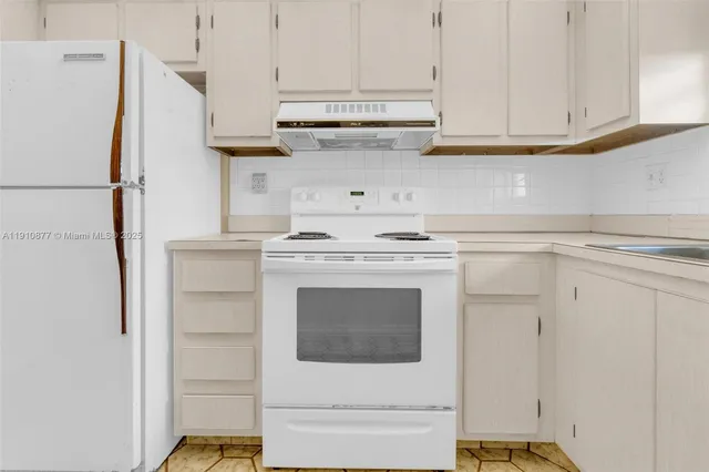 $240,000 | 3100 West Rolling Hills Circle, Unit 707, Davie, FL 33328