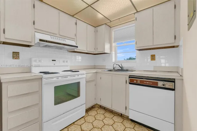 $240,000 | 3100 West Rolling Hills Circle, Unit 707, Davie, FL 33328