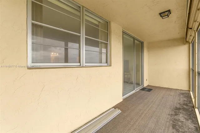 $240,000 | 3100 West Rolling Hills Circle, Unit 707, Davie, FL 33328