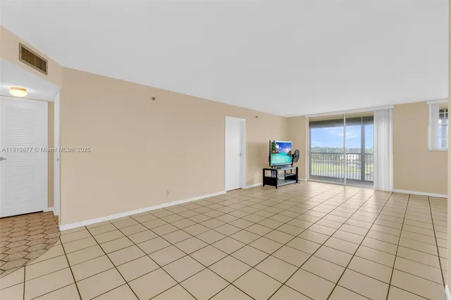 $240,000 | 3100 West Rolling Hills Circle, Unit 707, Davie, FL 33328
