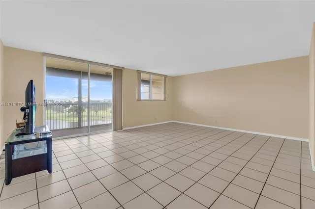 $240,000 | 3100 West Rolling Hills Circle, Unit 707, Davie, FL 33328