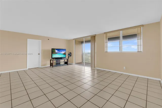 $240,000 | 3100 West Rolling Hills Circle, Unit 707, Davie, FL 33328
