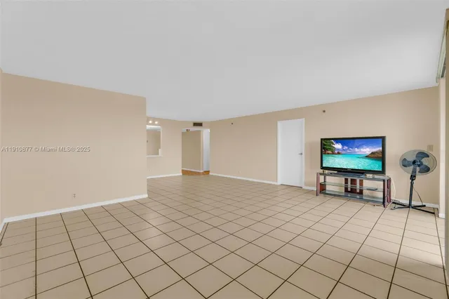 $240,000 | 3100 West Rolling Hills Circle, Unit 707, Davie, FL 33328