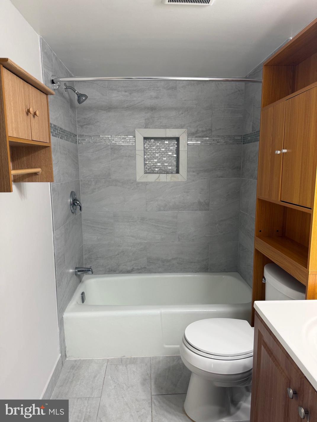 1400 Northgate Square, Unit 11A Reston, VA 20190 - Photo 14 of 21 a bathroom with a toilet and a bath tub