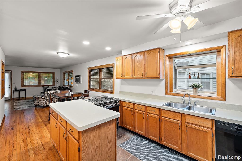 836 Miller Avenue Rochester, MI 48307 - Photo 3 of 38