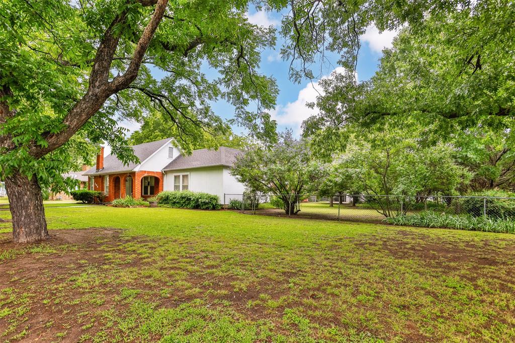 206 Ritchey Street Gainesville, TX 76240 - Photo 33 of 36 a house view with a garden space