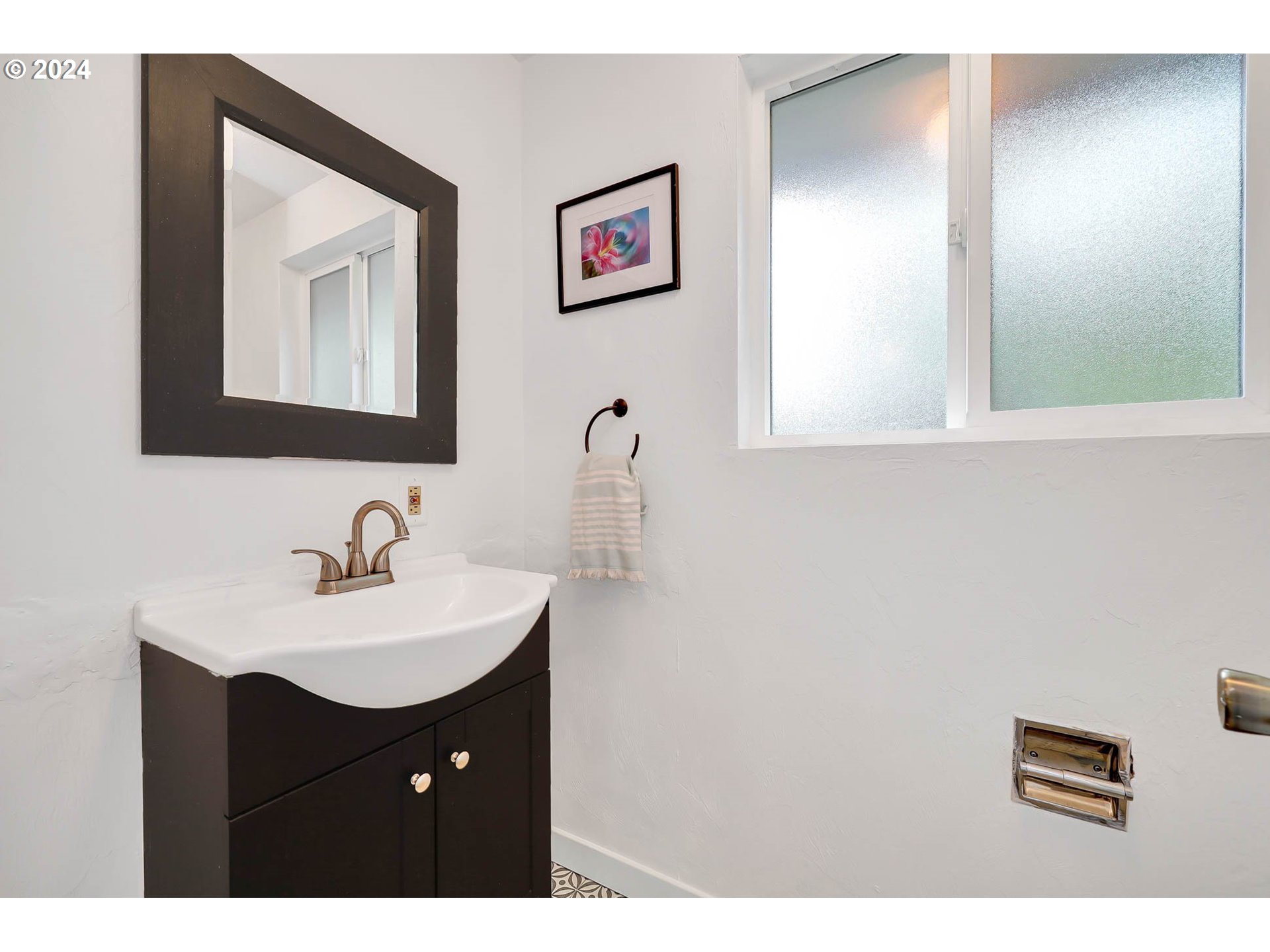 4250 Scenic Drive Eugene, OR 97404 - Photo 11 of 31 a bathroom with a sink and a mirror