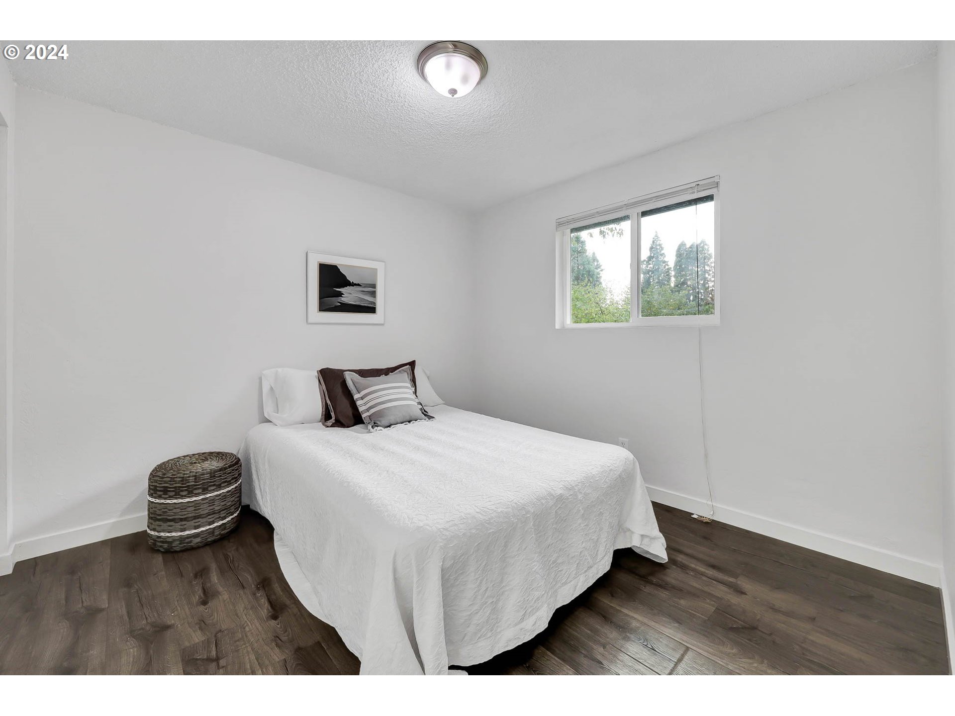 4250 Scenic Drive Eugene, OR 97404 - Photo 14 of 31 a bedroom with a bed and a window