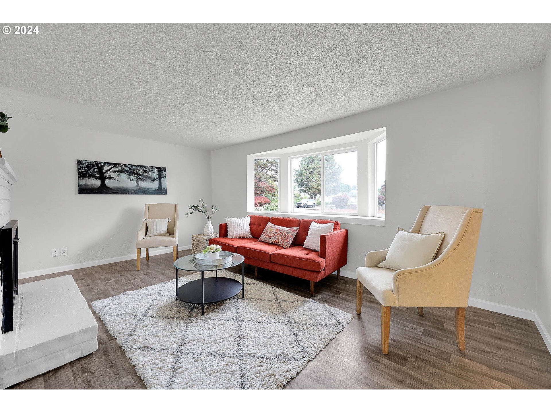 4250 Scenic Drive Eugene, OR 97404 - Photo 20 of 31 a living room with furniture and a window