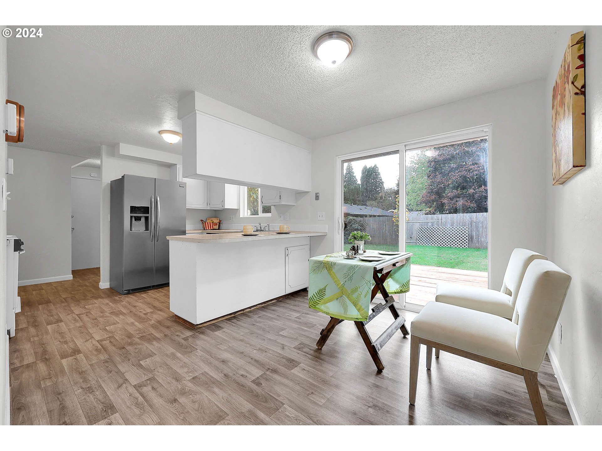 4250 Scenic Drive Eugene, OR 97404 - Photo 22 of 31 a living room with furniture and a table