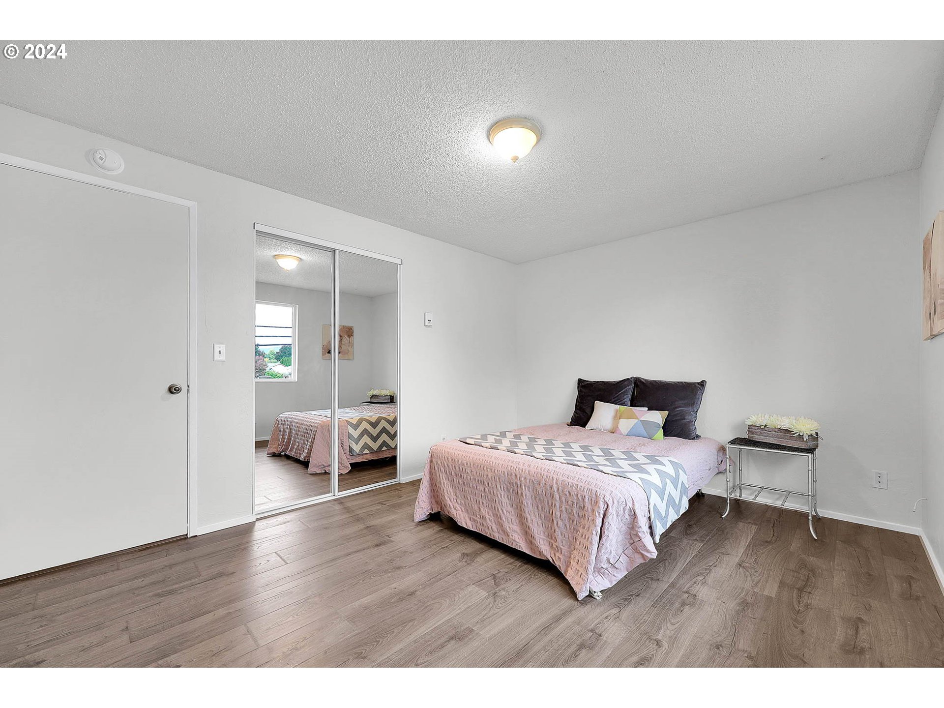 4250 Scenic Drive Eugene, OR 97404 - Photo 28 of 31 a bedroom with a bed and wooden floor
